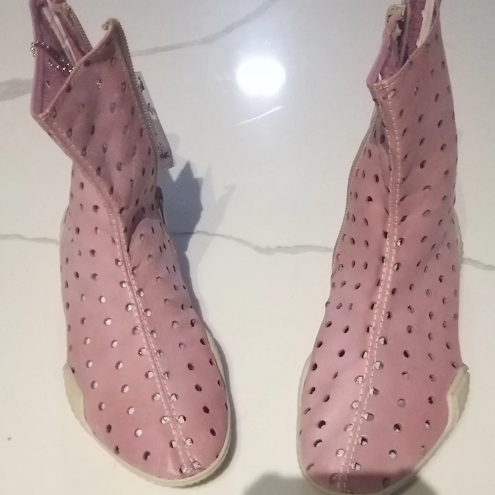 Pink Perforated Patagonia Leather Ankle Booties | Zipper Moto Comfort Flats Sz 6